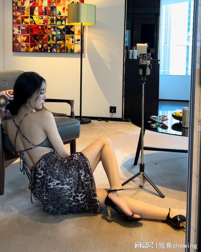 印花连衣裙掀起时尚热潮性感魅力引关注(图4)