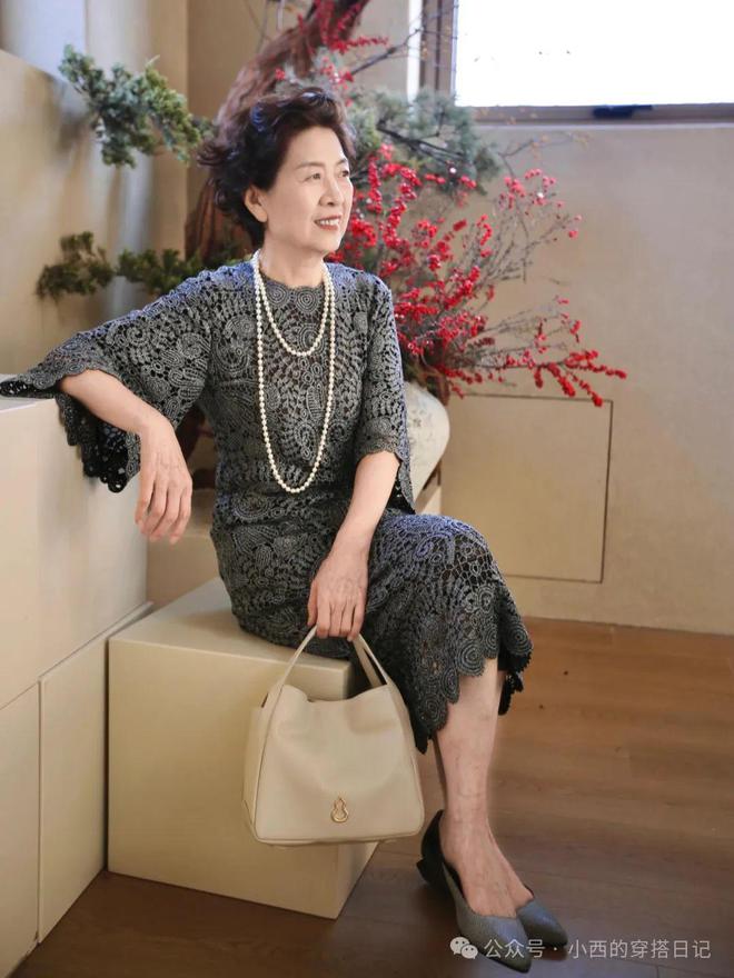 这位67岁奶奶的穿搭太时髦了优雅又减龄时光不败美人(图2)