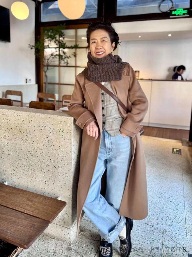 这位67岁奶奶的穿搭太时髦了优雅又减龄时光不败美人(图13)