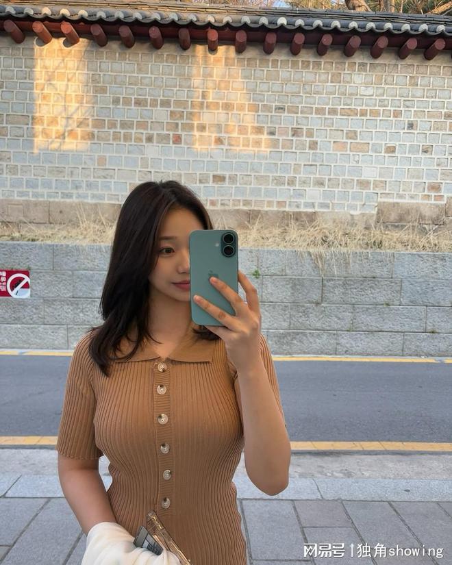 春季必备：这条针织裙让你美得不可思议！(图1)