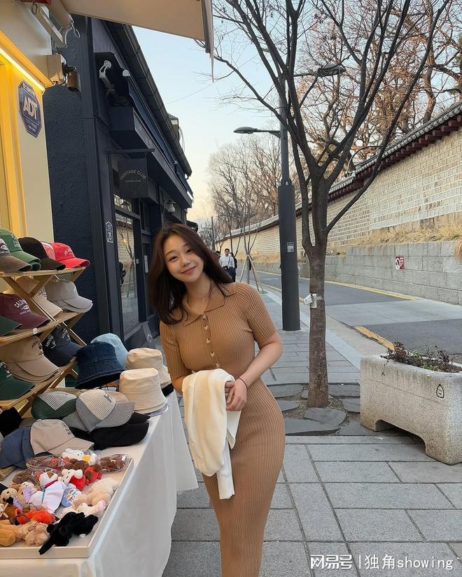 春季必备：这条针织裙让你美得不可思议！(图2)