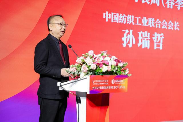 2025年春季中国国际时装周 “海宁日” 时装秀圆满举行(图2)