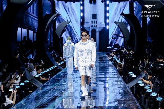 七匹狼2025春夏新品发布大秀启幕融合闽南雅韵织就时尚经纬(图1)