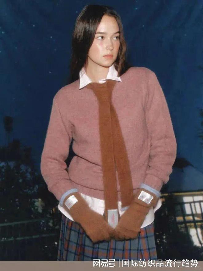 针织设计丨可爱暴击！腊肠围巾才是当下最ins的单品(图1)