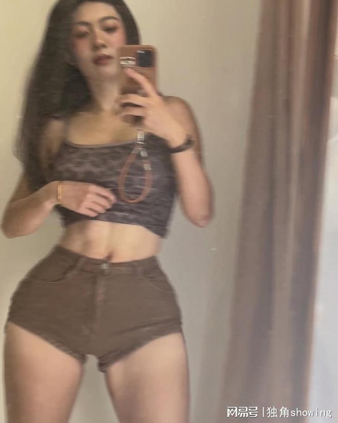 夏季炸街穿搭个性印花吊带搭配牛仔短裤青春动感活力无限(图2)