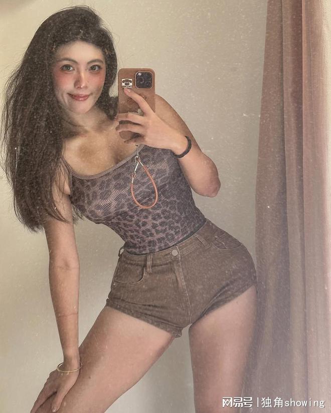 夏季炸街穿搭个性印花吊带搭配牛仔短裤青春动感活力无限(图3)