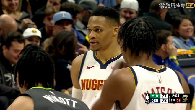 憾负！约基奇61+11+10赛后威少跑步退场约基奇和对方球员拥抱(图4)