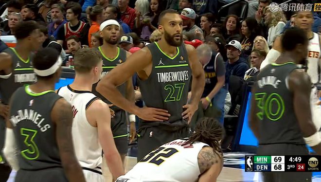 憾负！约基奇61+11+10赛后威少跑步退场约基奇和对方球员拥抱(图3)