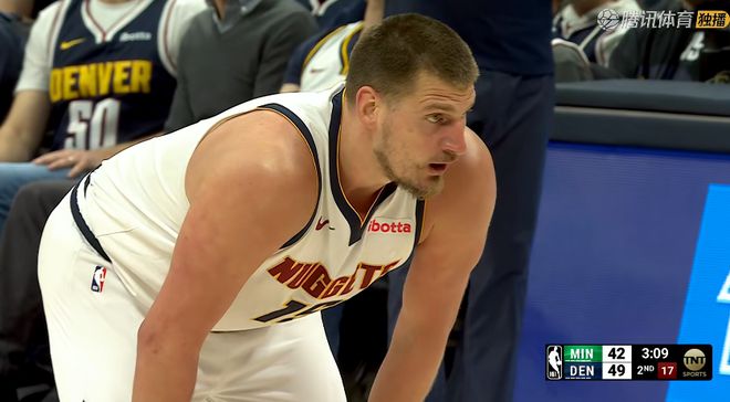 憾负！约基奇61+11+10赛后威少跑步退场约基奇和对方球员拥抱(图2)