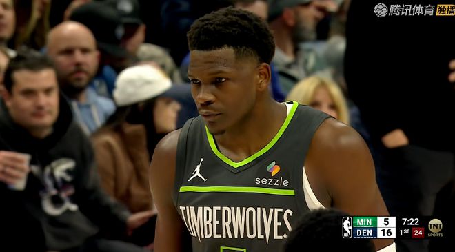 憾负！约基奇61+11+10赛后威少跑步退场约基奇和对方球员拥抱(图1)