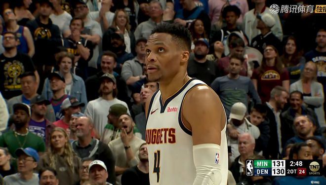 憾负！约基奇61+11+10赛后威少跑步退场约基奇和对方球员拥抱(图5)