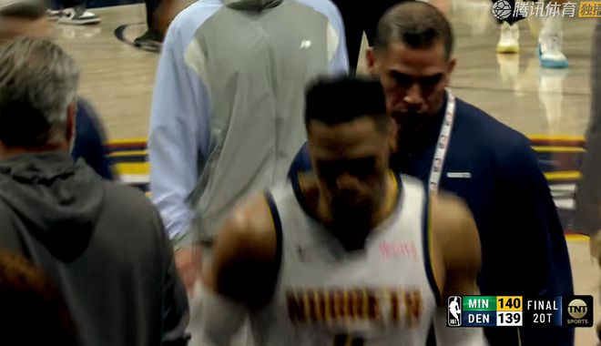 憾负！约基奇61+11+10赛后威少跑步退场约基奇和对方球员拥抱(图6)