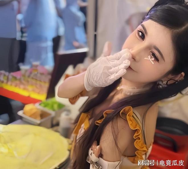狗头萝莉“下海”照火了泳装大秀娜美身材网友：赛利亚是你吗(图3)