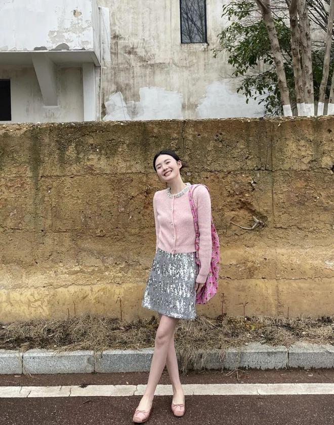 在春夏交替时以简约时尚穿搭彰显气场(图5)