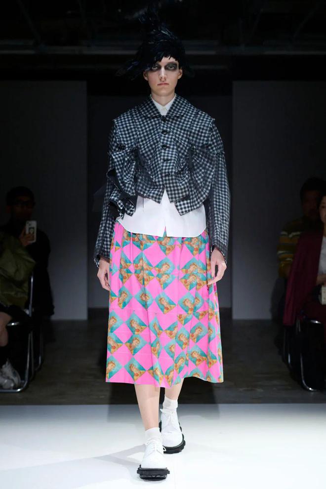 薄纱的拼接和褶皱带来的微风与梦幻感 展现出灵动之美——Tao Tokyo 2025 春季时装秀(图1)