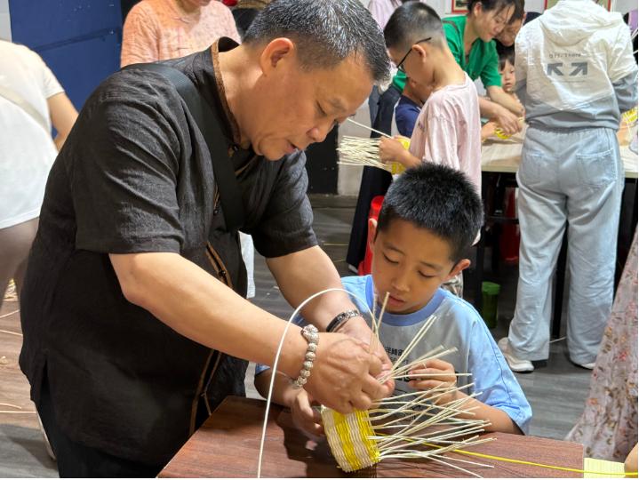 绝了！大沥这个家庭把藤条编进元宇宙！(图1)