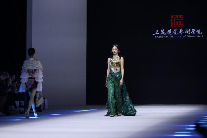80套大学生优秀作品参展上海国际时装周(图5)