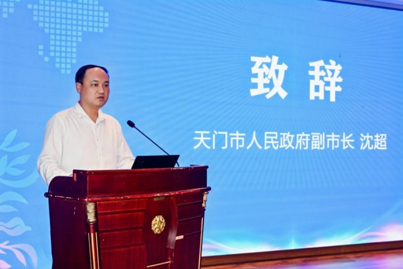 共商跨境出海新路径 2025纺织服装渠道变革圆桌对话会在天门举办(图2)