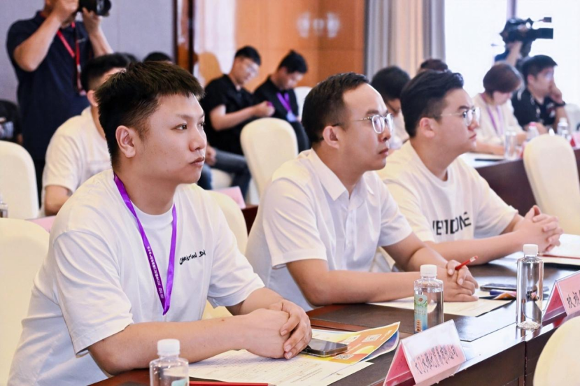 共商跨境出海新路径 2025纺织服装渠道变革圆桌对话会在天门举办(图7)