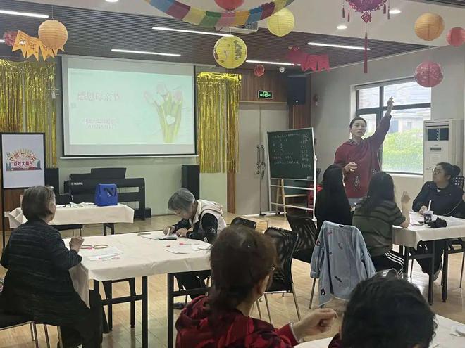 巧手绣芳华共筑邻里情(图1)