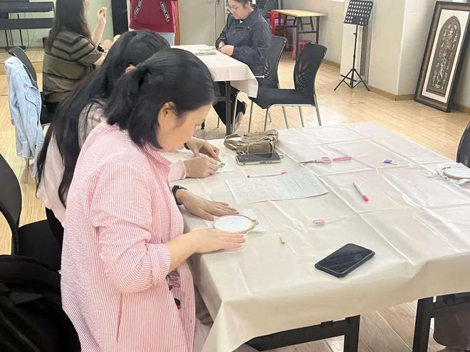 巧手绣芳华共筑邻里情(图2)