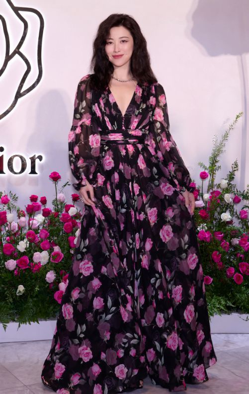 朱珠新烫了油画卷卷发年轻10岁穿印花连衣裙美得像换了个人(图2)