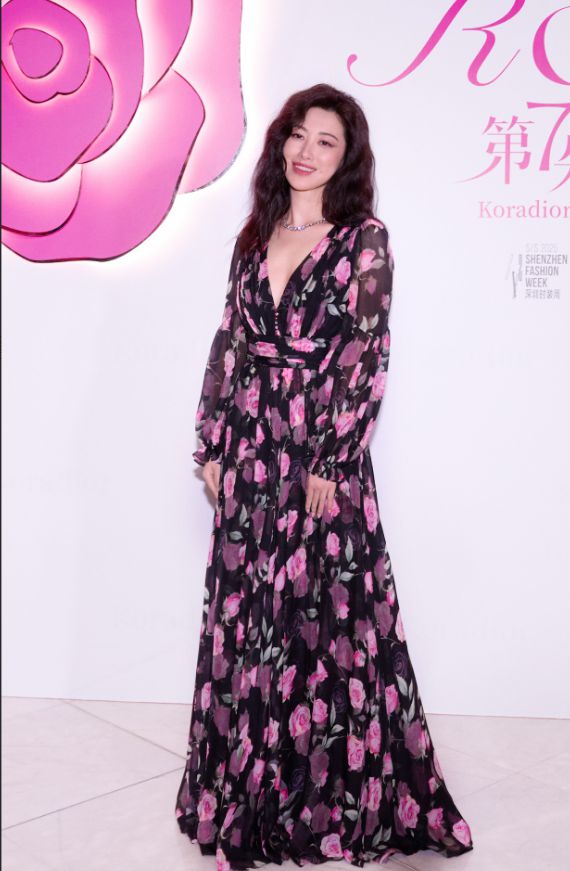 朱珠新烫了油画卷卷发年轻10岁穿印花连衣裙美得像换了个人(图5)