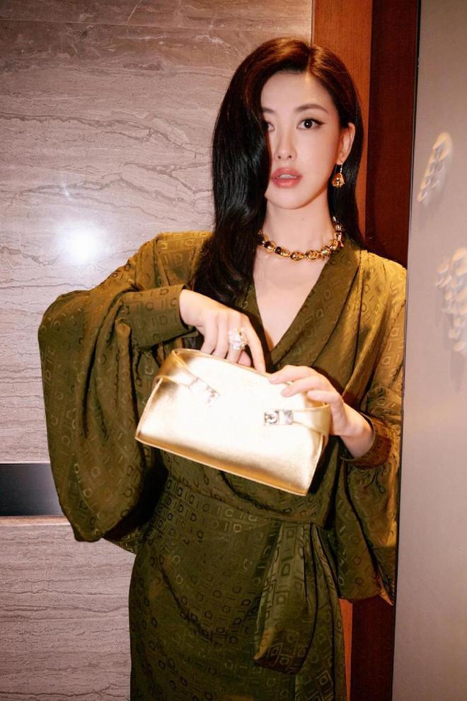 朱珠新烫了油画卷卷发年轻10岁穿印花连衣裙美得像换了个人(图7)