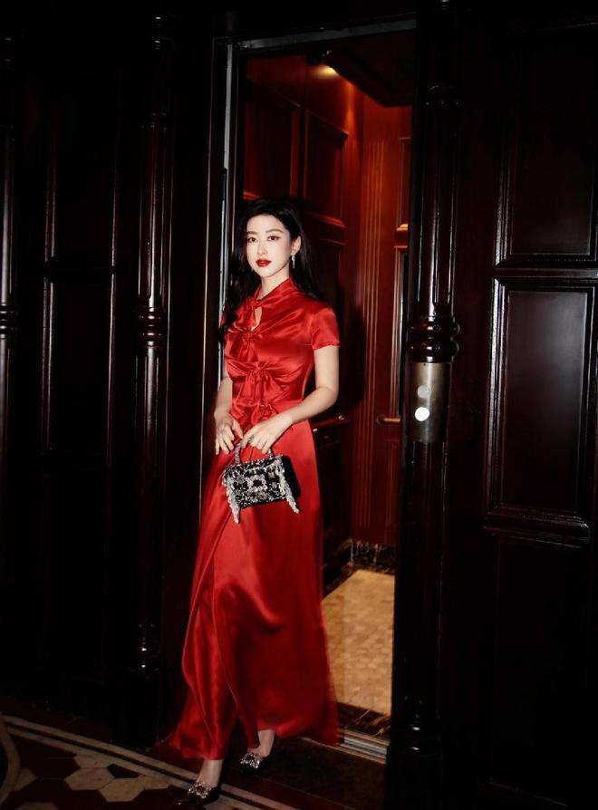 朱珠新烫了油画卷卷发年轻10岁穿印花连衣裙美得像换了个人(图9)