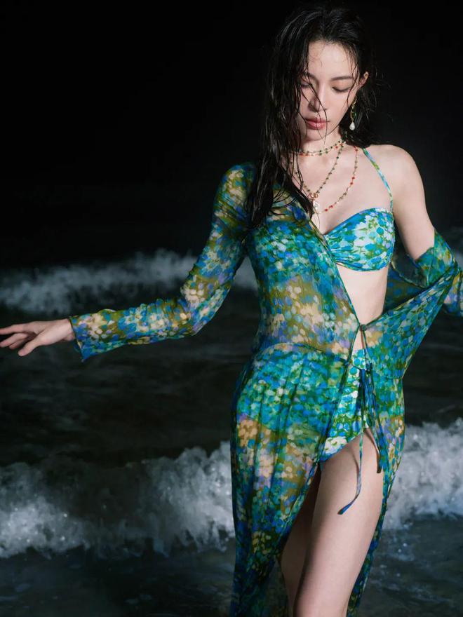 钟楚曦一身碎花比基尼泳衣风情万种性感的毫不费力(图2)