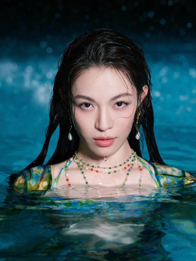 钟楚曦一身碎花比基尼泳衣风情万种性感的毫不费力(图4)