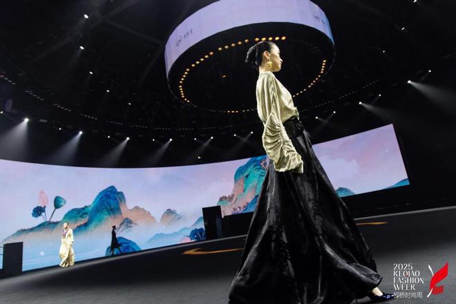 设计师魏丹携山从云2025秋冬系列“旗遇”登陆柯桥时尚周(图1)