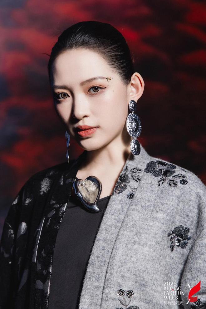 设计师魏丹携山从云2025秋冬系列“旗遇”登陆柯桥时尚周(图2)