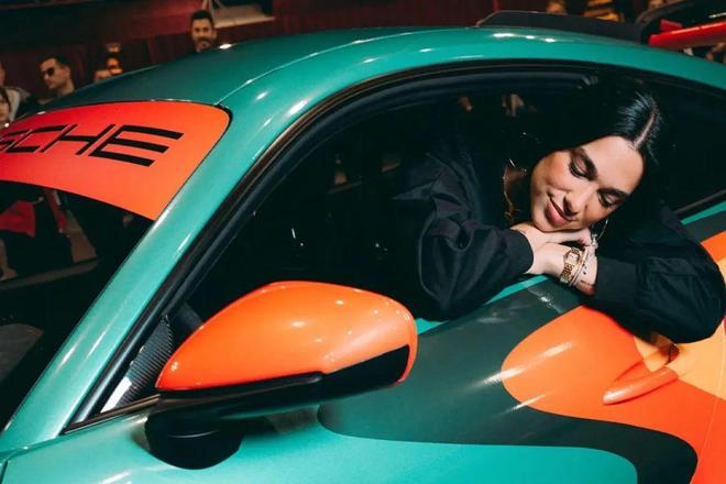 啪姐亲自设计！「保时捷911 x Dua Lipa」联名GT3 RS发售了(图1)