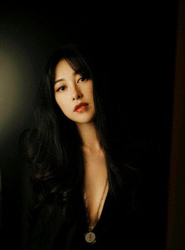 “朱珠”穿衣也太放得开了吧！黑色低胸连衣裙秀曲线女人味太强(图1)
