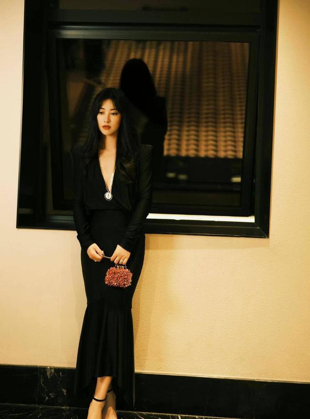 “朱珠”穿衣也太放得开了吧！黑色低胸连衣裙秀曲线女人味太强(图4)