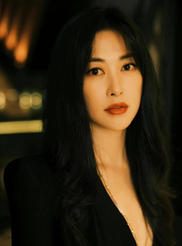 “朱珠”穿衣也太放得开了吧！黑色低胸连衣裙秀曲线女人味太强(图5)
