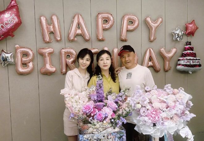 王晓晨母女庆生照曝光：这哪是母女分明是姐妹(图3)