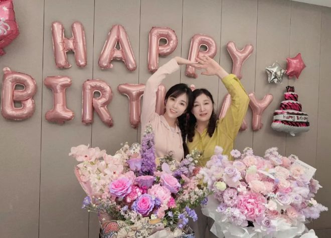 王晓晨母女庆生照曝光：这哪是母女分明是姐妹(图1)
