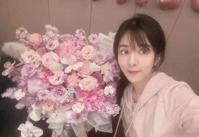王晓晨母女庆生照曝光：这哪是母女分明是姐妹(图4)