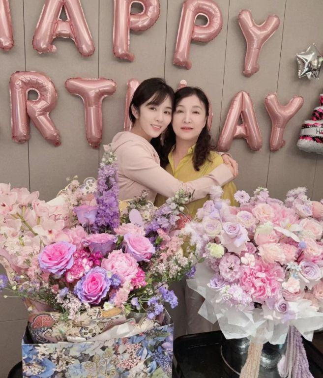 王晓晨母女庆生照曝光：这哪是母女分明是姐妹(图2)