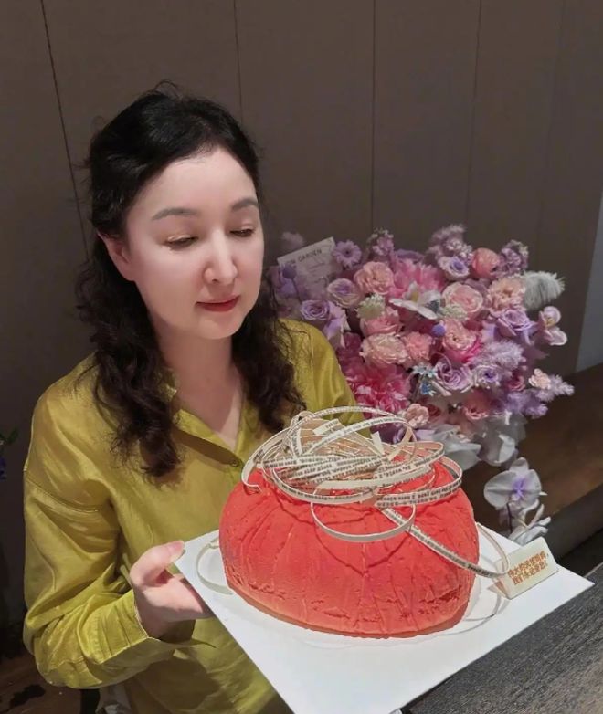 王晓晨母女庆生照曝光：这哪是母女分明是姐妹(图7)