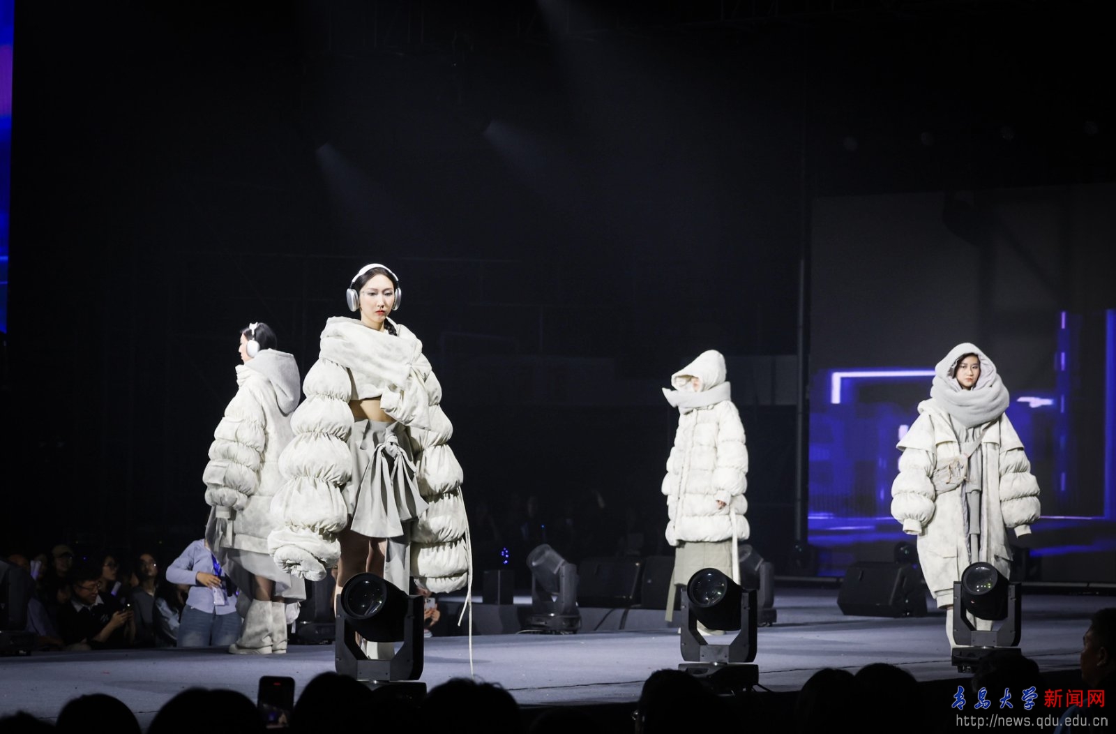 2025年纺织服装学院服装与服饰设计系毕业作品发布会举行(图2)