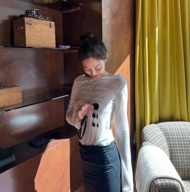 Jennie穿“爸爸枪法很准”上衣刷屏？一边被骂 “迷惑” 一边卖断货！(图1)