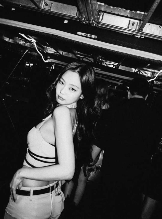 Jennie穿“爸爸枪法很准”上衣刷屏？一边被骂 “迷惑” 一边卖断货！(图6)
