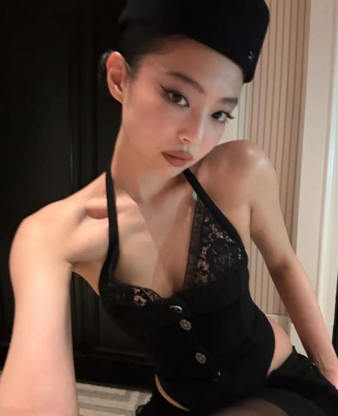 Jennie穿“爸爸枪法很准”上衣刷屏？一边被骂 “迷惑” 一边卖断货！(图7)