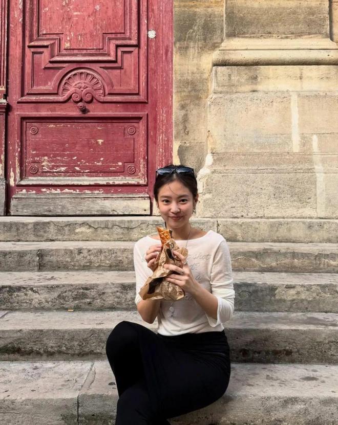 Jennie穿“爸爸枪法很准”上衣刷屏？一边被骂 “迷惑” 一边卖断货！(图5)