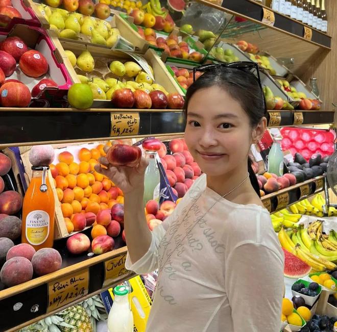 Jennie穿“爸爸枪法很准”上衣刷屏？一边被骂 “迷惑” 一边卖断货！(图3)