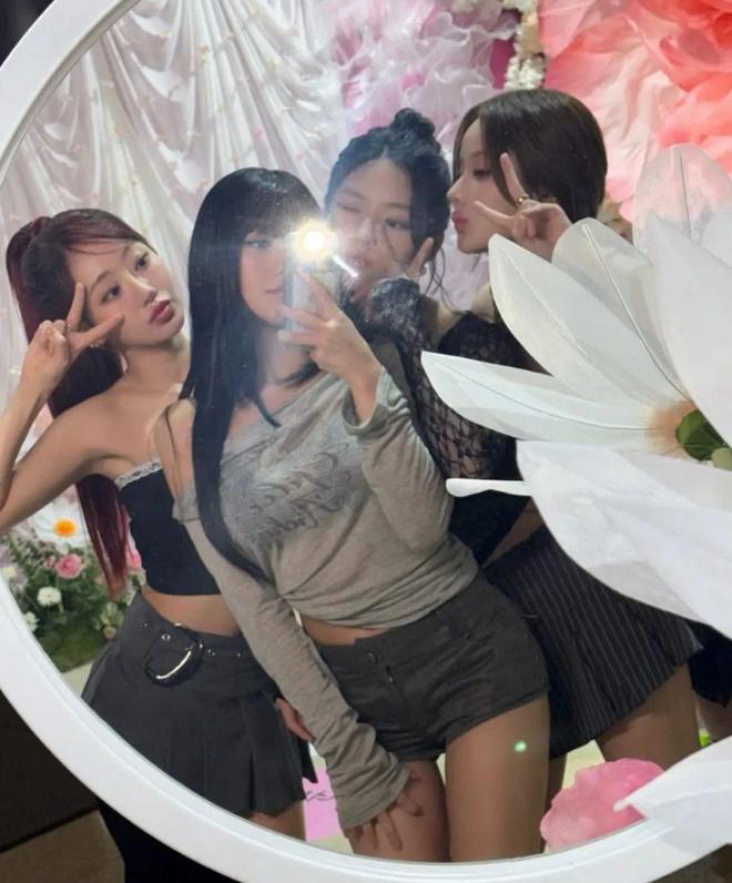 Jennie穿“爸爸枪法很准”上衣刷屏？一边被骂 “迷惑” 一边卖断货！(图16)