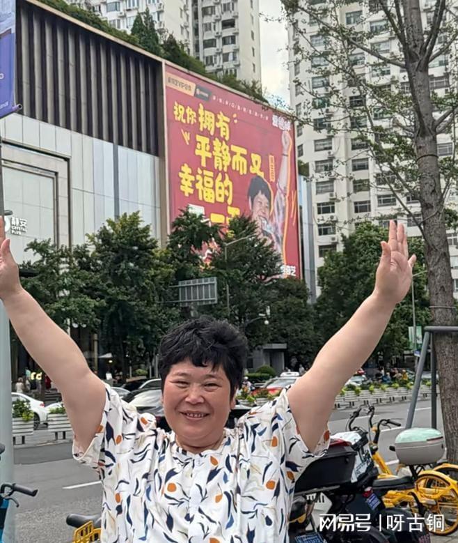 搞笑背后全是编的？房主任被曝“悲惨人生”作假真相让观众破防(图9)